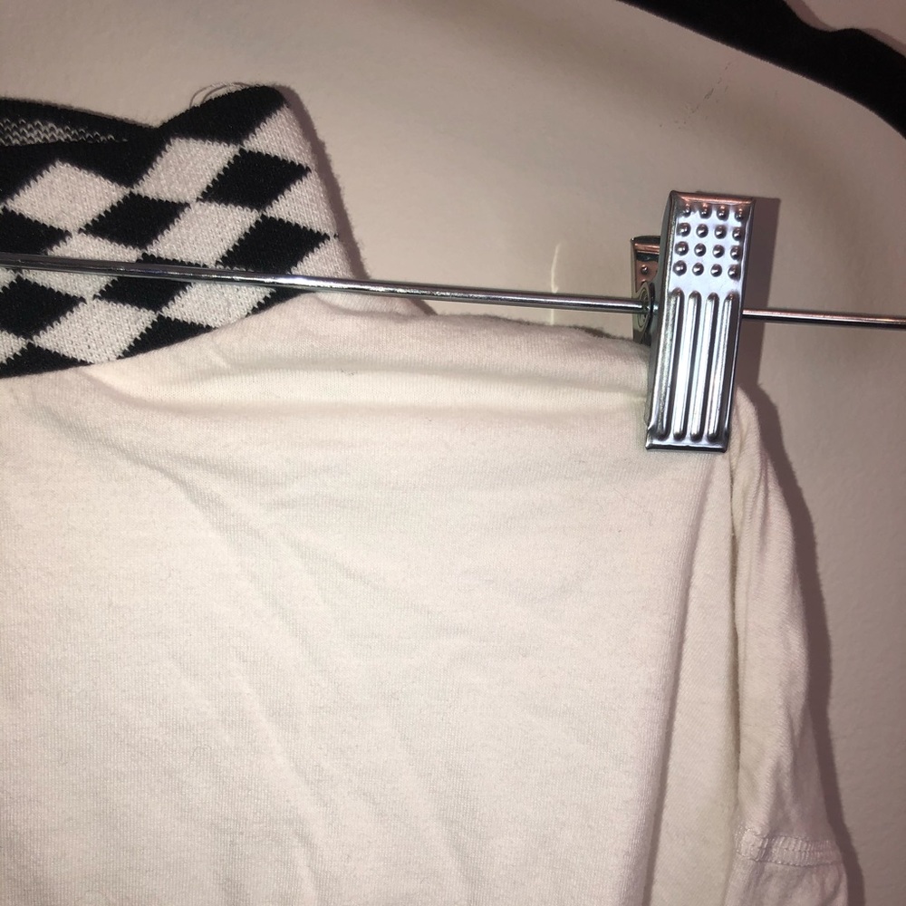 White turtle neck with checkered style